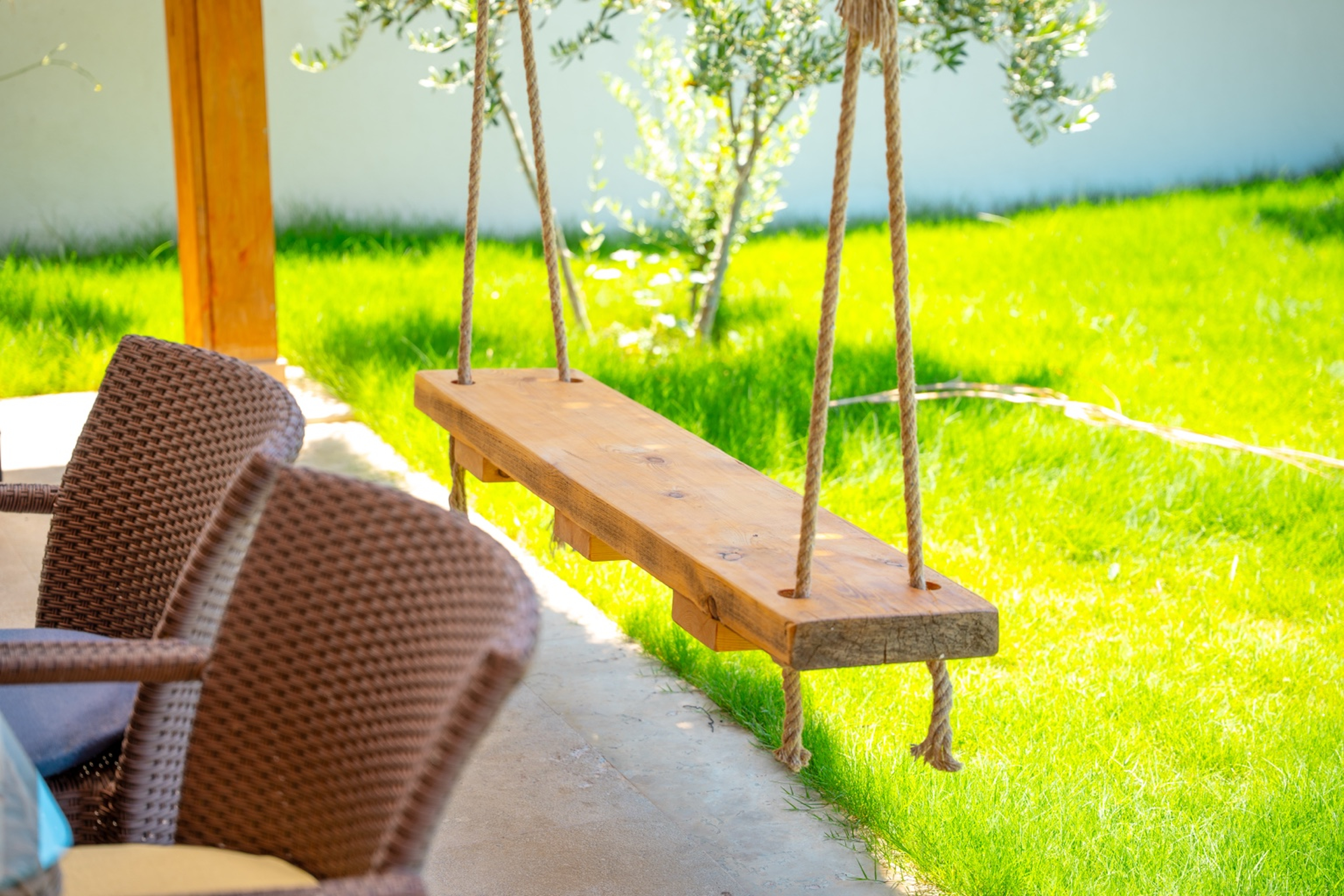 Havuz terası ve deniz manzaralı villa