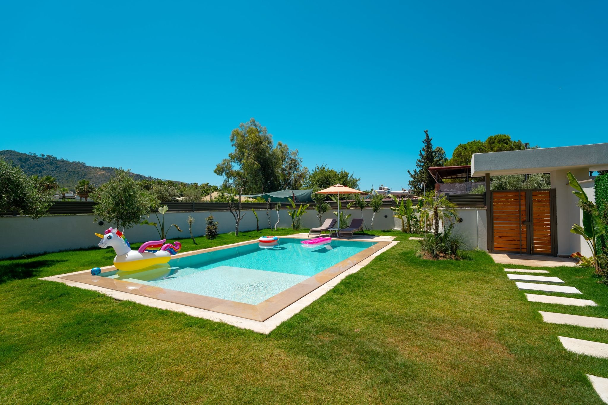 Jessica Villas – havuz ve bahçe