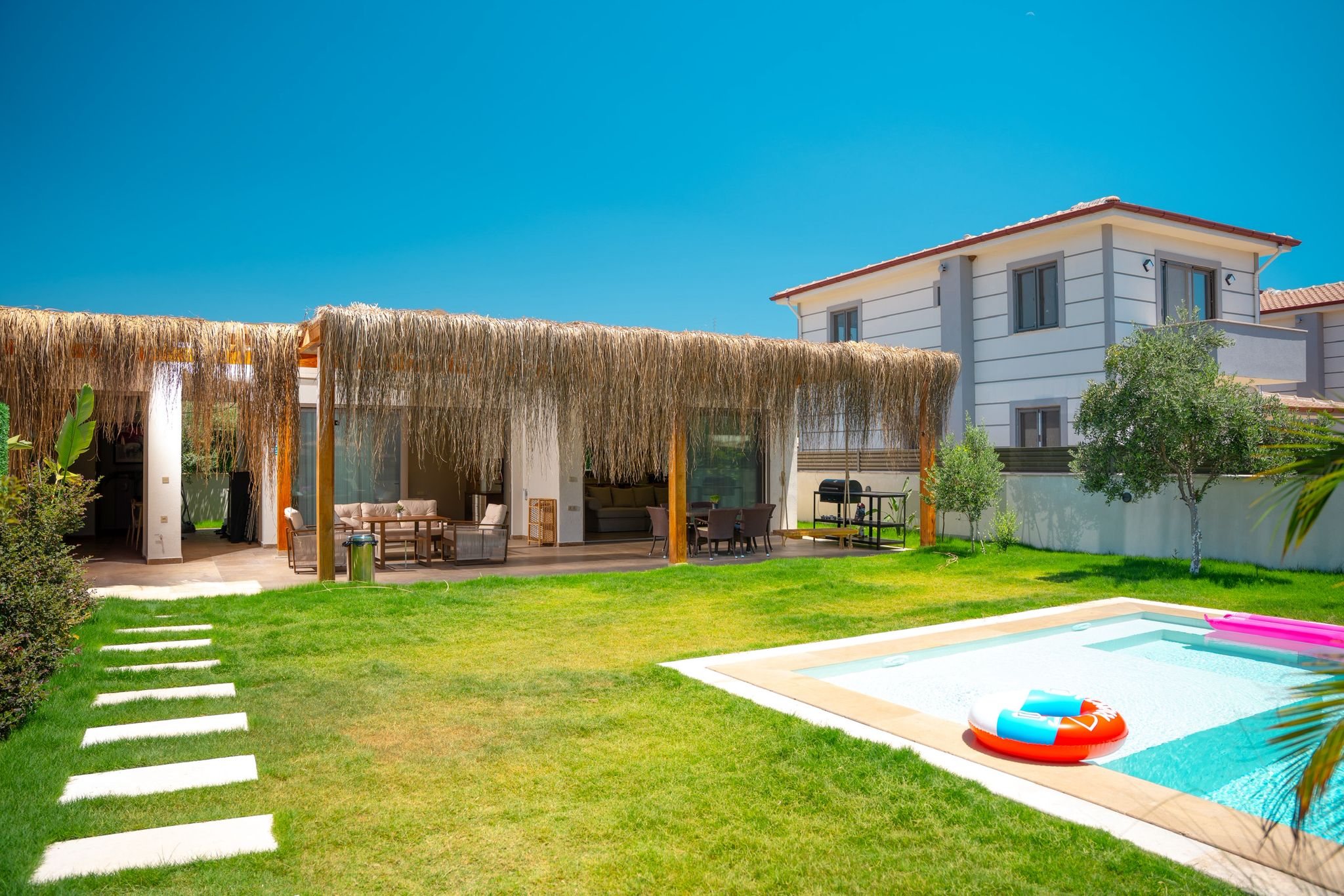 Jessica Villas – villa, havuz ve bahçe