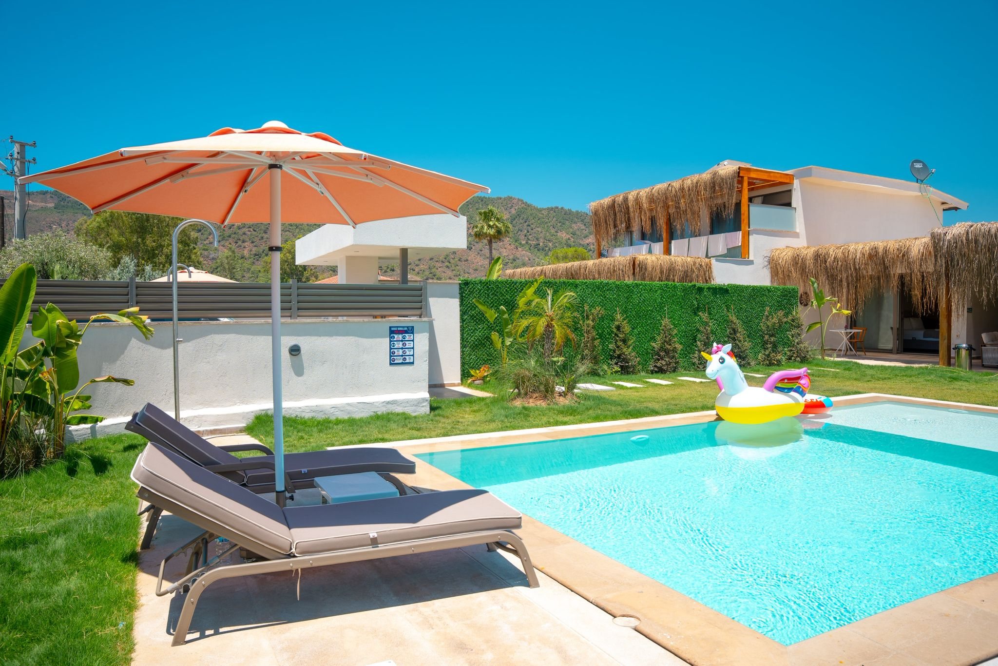 Jessica Villas – villa, havuz ve bahçe